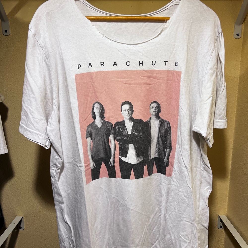 Collarless ‘Parachute’ Band Tee